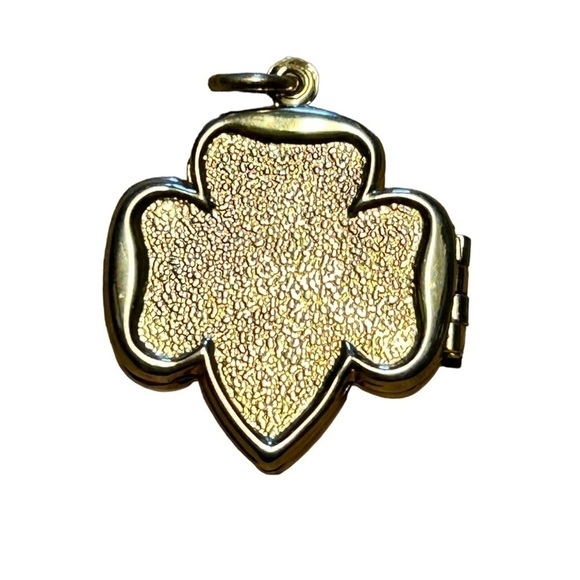 VINTAGE GIRL SCOUTS GOLDEN LOCKET NECKLACE CHARM - Picture 2 of 7